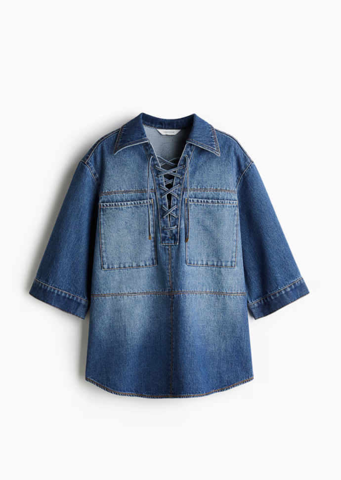 Džínová košile s horním šněrováním, H&M, 1199 Kč
Džínová košile s horním šněrováním, H&M, 1199 Kč