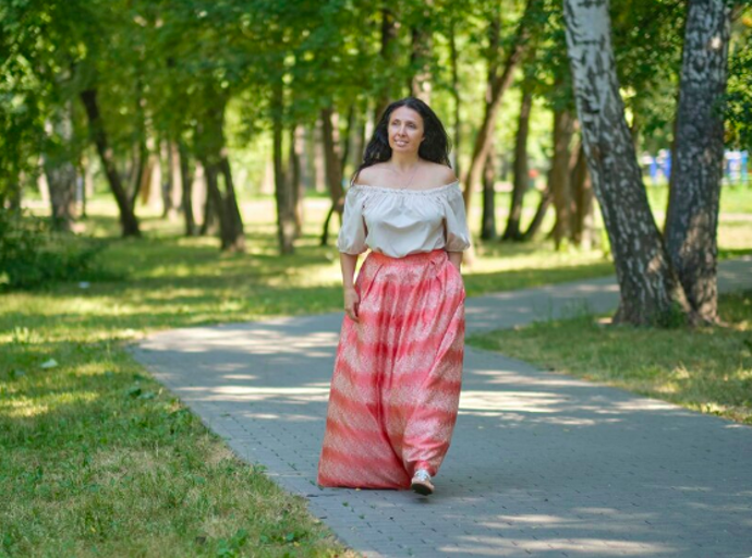 Stylistka a módní konzultantka Deborah Watson, která pravidelně pracuje pro britské značky jako Whistles nebo ME+EM, říká: „Dlouhá sukně může být tím nejstylovějším kusem vašeho šatníku, pokud je dobře střižená a správně zkombinovaná.
