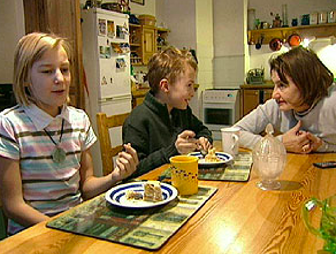 Eva na archivním snímku s dětmi
Eva na archivním snímku s dětmi