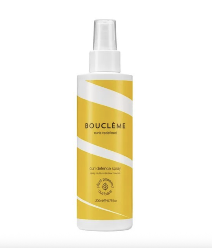 Boucleme -Curl Defence Spray, hydratační gel pro definici vln, Notino, 528 Kč

iTip Míši Škroudové: Kudrnaté a vlnité vlasy. kudrnaté vlasy potřebují specifičtější péči, ale obecně můžu doporučit hydratační přípravky a styling pro definici vln.
