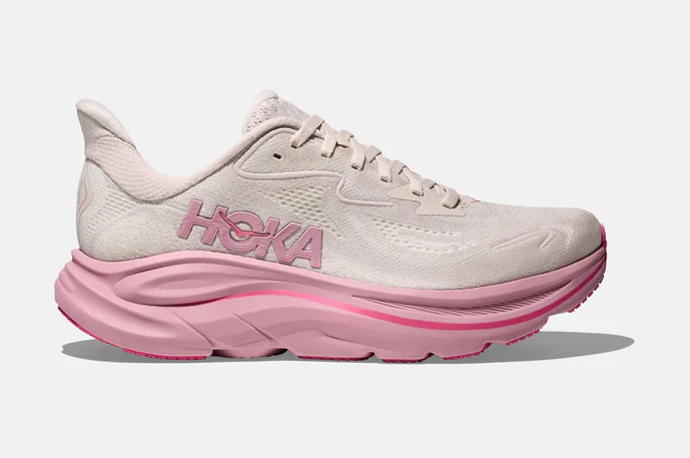 Hoka Clifton 10 jsou ideální pro každodenní nošení, ať už jdete běhat nebo jen na procházku. Síťovaný svršek zajišťuje skvělou prodyšnost, zatímco mezipodešev z materiálu EVA přináší měkké odpružení a stabilitu. Pryžová podrážka s výbornou trakcí pak skvěle funguje na různých površích. 3199 Kč
