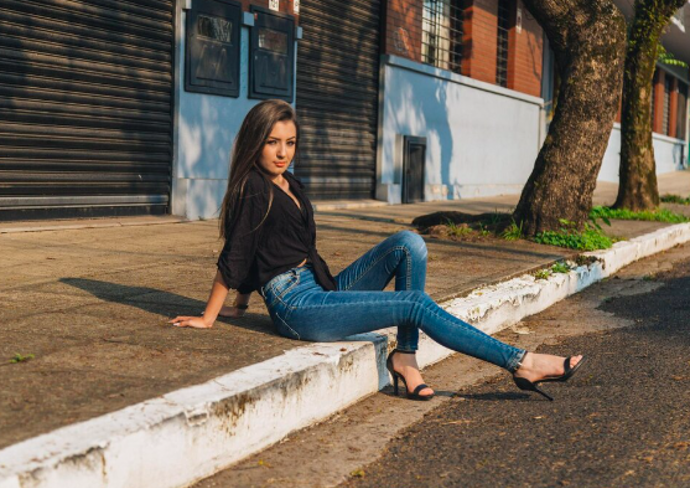Mladistvé skinny nebo super nízký pas už nefungují, potřebujeme střihy, které sedí, pozvednou zadeček, prodlouží nohy a zároveň působí elegantně, moderně a sebevědomě. 
