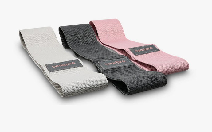 Set odporových gum Booty Band by neměl chybět ve výbavě žádné ženy, která touží po dokonale vypracovaném kulatém pozadí. Jedná se o set tří textilních posilovacích gum s uzavřeným obvodem, které vám pomohou efektivně procvičit celé tělo. 519 Kč
