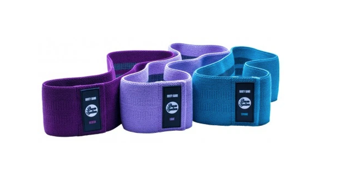 Sada textilních posilovacích gum Booty Band Set je vhodná pro posílení stehenních a pažních svalů, při rehabilitaci, rozcvičení před tréninkem a k aktivaci svalů v oblasti boků a kyčlí. 549 Kč
