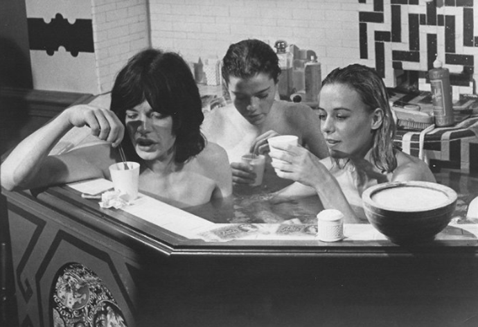 Anita Pallenberg s Mickem Jaggerem ve filmu Performance
