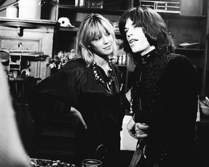 Anita Pallenberg s Mickem Jaggerem ve filmu Performance
