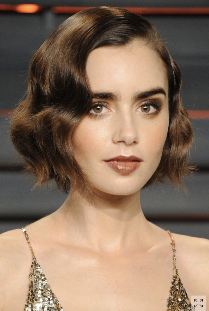 Krátký vlnitý bob sluší Lily Collins.
Krátký vlnitý bob sluší Lily Collins.