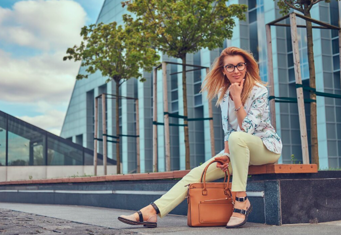 Tzv. „bucket bag“ neboli kabelka připomínající pytlík na šňůrku, je nečekaným hitem skandinávských měst.
