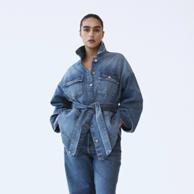 Kabátek s páskem, který opticky tvaruje postavu. H&M, 839 Kč
