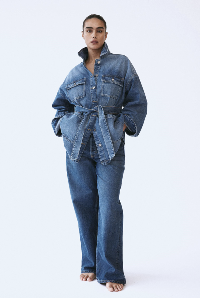 Kabátek s páskem, který opticky tvaruje postavu. H&M, 839 Kč
