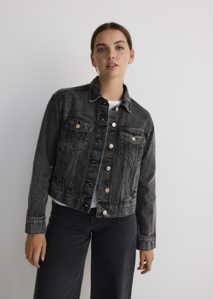 Tmavá bundička je to prav pro casual styl, Reserved, 799 Kč
