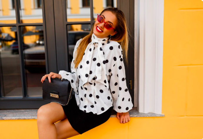 A pokud si nejste jisté, začněte s doplňky. Co třeba puntíkovaná kabelka nebo boty, které dokážou celý outfit osvěžit, aniž byste musely měnit svůj styl od základů.
