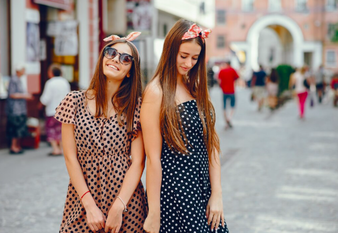 Kabáty s puntíky jsou letos jedním z nejvýraznějších prvků kolekcí značek jako Dolce & Gabbana, Carolina Herrera či Max Mara.
