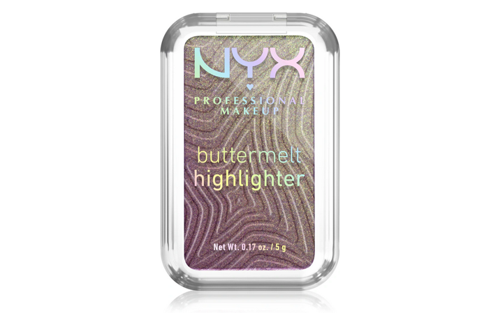 Rozjasňovač NYX Professional Makeup Buttermelt Highlighter s jemnou texturou, který se nanáší jako pudr, ale klouže po pleti s lehkostí másla. Třpytivé perleťové odstíny okamžitě dodají pleti vícerozměrný lesk, který drží až 12 hodin bez blednutí a přenosu. 352 Kč
