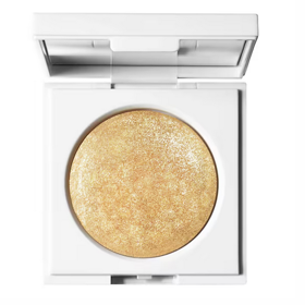 Jemný a krycí pudr MAKEUP BY MARIO  Master Crystal Reflector kultivuje oči a tváře efektem, který připomíná třpytivý závoj. 790 Kč
