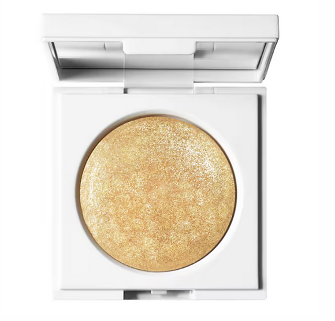 Jemný a krycí pudr MAKEUP BY MARIO  Master Crystal Reflector kultivuje oči a tváře efektem, který připomíná třpytivý závoj. 790 Kč
