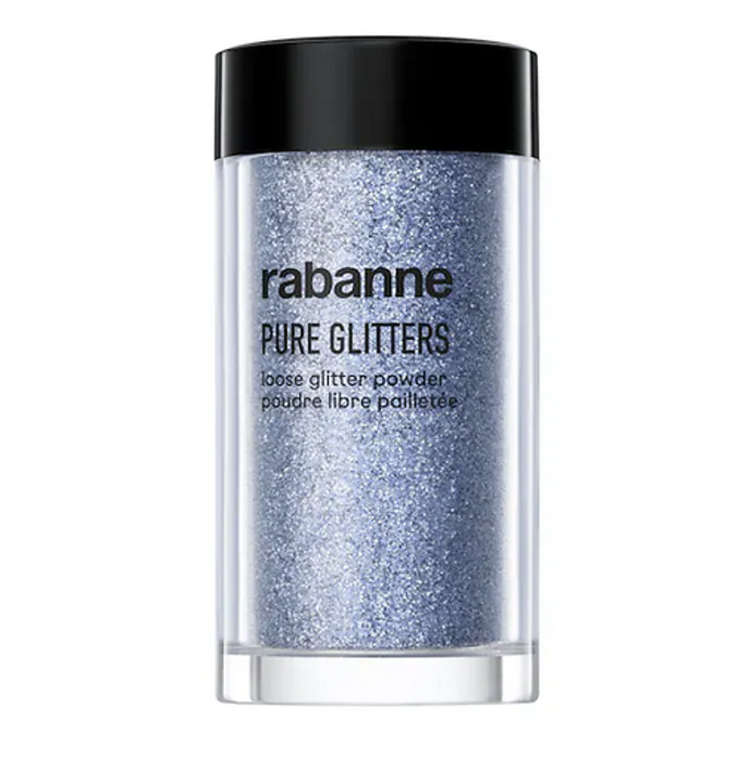 RABANNE MAKEUP  Pure Glitters multifunkční třpytky na pleť jsou plné pigmentů odrážejících světlo a mají sametovou texturu, která se dokonale přizpůsobí vaší pleti. Během několika vteřin proměníte jakýkoliv mdlý vzhled ve třpytivý zázrak, který vám vydrží až 12 hodin. Lze ho použít samostatně jako rozjasňovač, nebo ho nanést na make-up pro dosažení dokonalého zářivého vzhledu, 590 Kč
