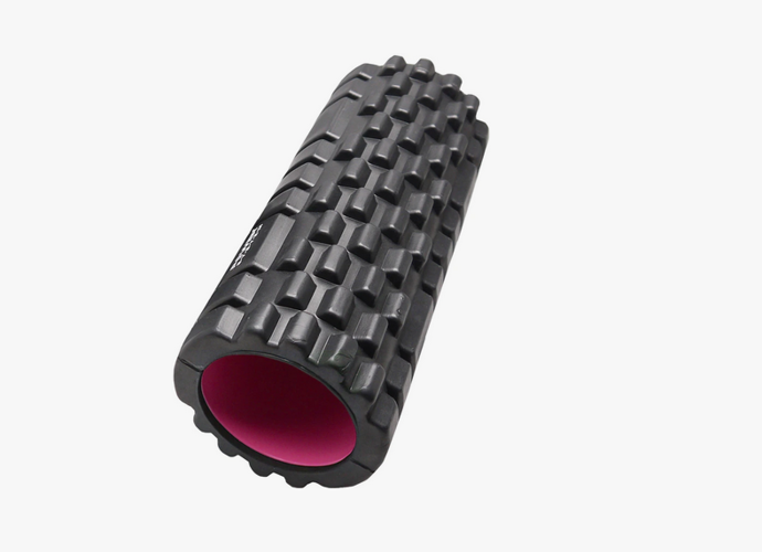 Power System Fitness Foam Roller je určený pro automasážní techniky. 3D povrch dokonale napodobuje ruku maséra, široké ploché tvary simulují dotyk dlaně, dlouhé duté tvary dotyk prstů a malé pevné tvary konečky prstů. 446 Kč
