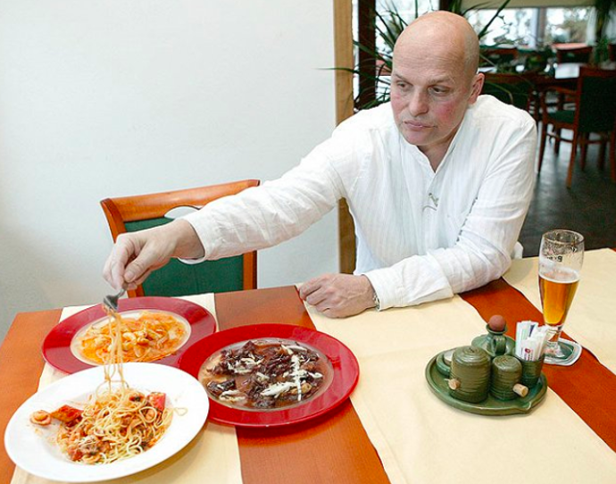 Zdeněk nemá problém dávat najevo zhnusení z přinesených pokrmů
Zdeněk nemá problém dávat najevo zhnusení z přinesených pokrmů