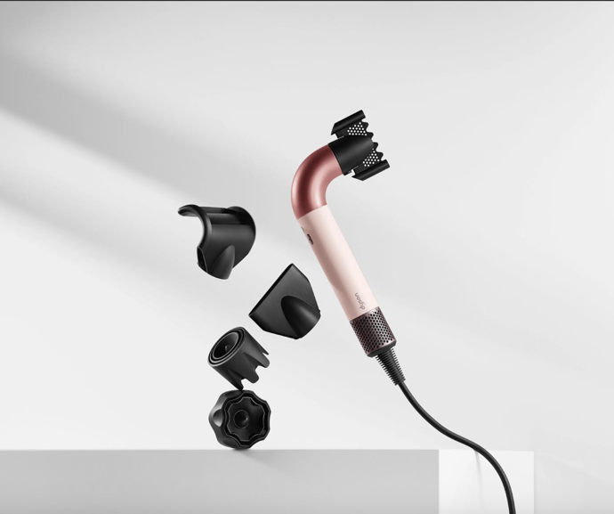 Před rokem společnost Dyson představila nový revoluční profesionální vysoušeč vlasů Dyson Supersonic r™, který je vybaven novými technologiemi. Citlivé topné těleso, motor Hyperdymium TM s vysokým výkonem a čipy RFID (Radio Frequency Identification) v inteligentních nástavcích, které komunikují s fénem, automaticky nastavují motor a topné těleso tak, aby poskytovaly optimální proudění vzduchu a teplotu. Nyní však společnost Dyson uvedla tento přístroj do běžného prodeje. Díky tomu můžete dopřát svým vlasům každodenní profesionální péči v pohodlí domova.

Cena: 14990 Kč
