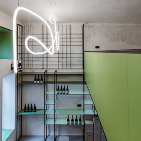 Když slovinské vinařství Zlati Grič hledalo v Praze místo, které by odráželo jeho tradici a zároveň oslovilo moderní klientelu, vznikla spolupráce s architekty z MA STUDIO. Výsledkem je showroom, který se okamžitě zařadil mezi výjimečné interiéry města. Celek působí lehce, přirozeně a zároveň reprezentativně. 
