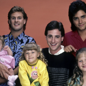 Plný dům (Full House) se stal celosvětovým fenoménem. Seriál vypraví příběh vdovce Dannyho Tannera, který se po tragické smrti manželky snaží co nejlépe vychovávat své tři dcerky. Na rodičovství není sám, švagr Jesse i kamarád Joeye jsou vždy ochotni přidat pomocnou ruku k dílu a mladému vdovci s výchovou dcer pomoci.
