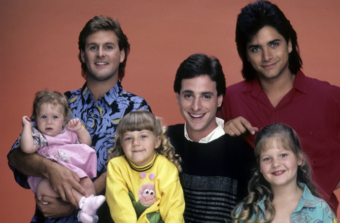 Plný dům (Full House) se stal celosvětovým fenoménem. Seriál vypraví příběh vdovce Dannyho Tannera, který se po tragické smrti manželky snaží co nejlépe vychovávat své tři dcerky. Na rodičovství není sám, švagr Jesse i kamarád Joeye jsou vždy ochotni přidat pomocnou ruku k dílu a mladému vdovci s výchovou dcer pomoci.
Plný dům (Full House) se stal celosvětovým fenoménem. Seriál vypraví příběh vdovce Dannyho Tannera, který se po tragické smrti manželky snaží co nejlépe vychovávat své tři dcerky. Na rodičovství není sám, švagr Jesse i kamarád Joeye jsou vždy ochotni přidat pomocnou ruku k dílu a mladému vdovci s výchovou dcer pomoci.
