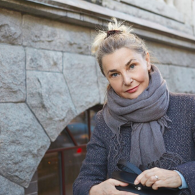 Šály a šálky v zářivých barvách se stávají klíčovým doplňkem, který dokáže rozzářit i ten nejjednodušší outfit, zahřeje a vypadá skvěle. 
