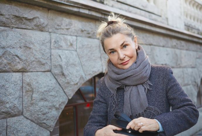 Šály a šálky v zářivých barvách se stávají klíčovým doplňkem, který dokáže rozzářit i ten nejjednodušší outfit, zahřeje a vypadá skvěle. 
