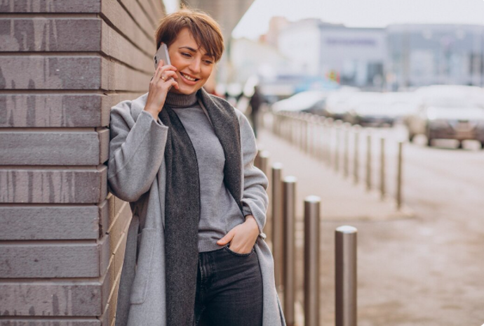 Dokážou nahradit sako, dodat outfitu lehkost a zároveň působit skvěle.
Dokážou nahradit sako, dodat outfitu lehkost a zároveň působit skvěle.
