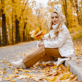 Barvy mají mimořádnou moc ovlivnit naši náladu, zvýraznit přirozenou krásu pleti a dodat eleganci a šmrnc každé ženě. 
