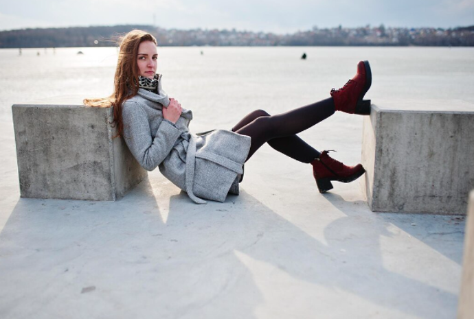 Velké kabelky mohou být praktické, ale ne vždy lichotí postavě, zatímco malé elegantní modely působí sofistikovaně a přitom poskytují dostatek prostoru pro potřebné nezbytnosti. 
