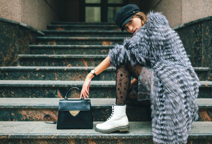 Pásky jsou také nepostradatelnými doplňky našeho outfitu. Dokáží vizuálně zúžit pas, upravit proporce a dodat outfitu jedinečnost a eleganci. 
