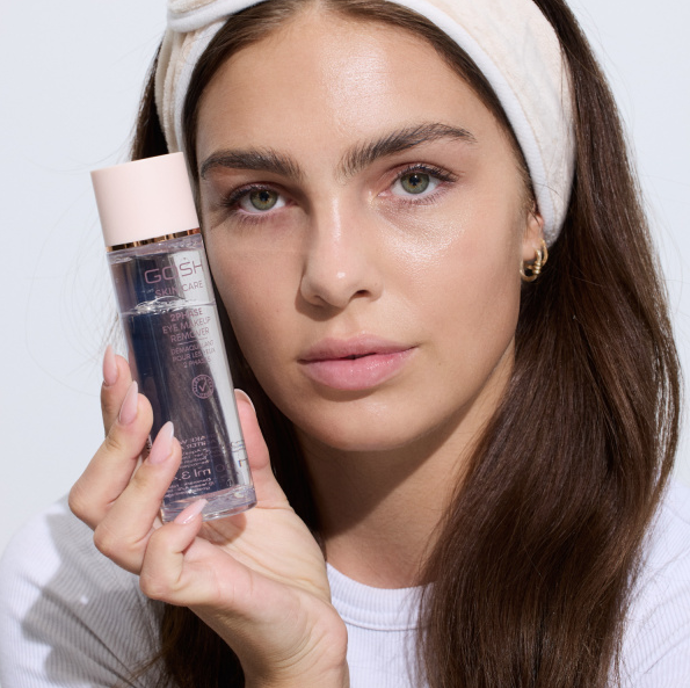 Dvoufázový odličovač očního make-upu Gosh Copenhagen odstraňuje jemně a účinně i voděodolný oční make-up. Má svěží lehkou texturu a nezanechává na pleti žádné mastné stopy. Obsahuje alantoin, který má zklidňující účinek na pleť, a provitamín B5, který zvyšuje hydrataci a zvyšuje pružnost pokožky. 449 Kč
