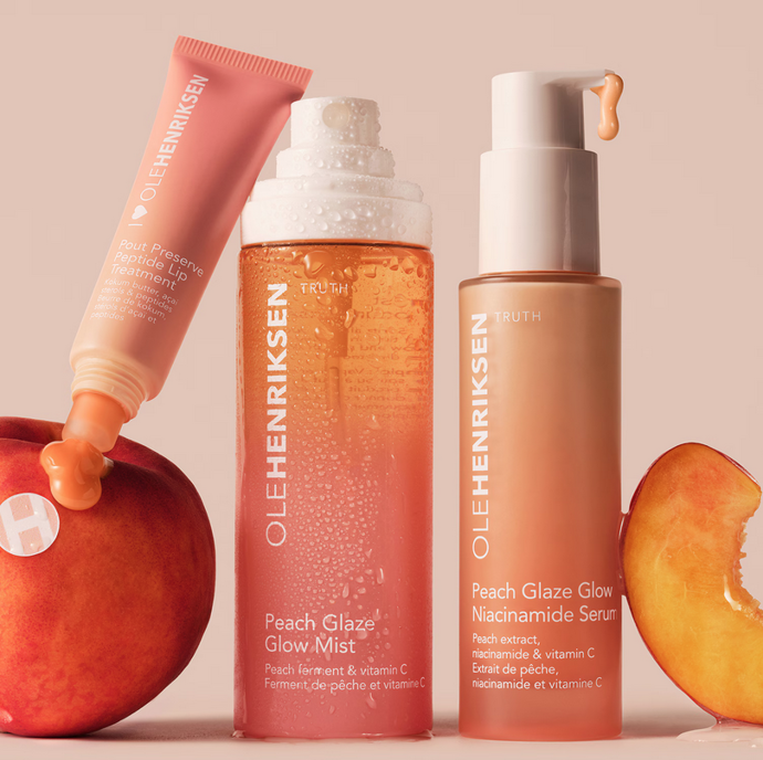 Sérum s vitamínem C a niacinamidem OLEHENRIKSEN Peach Glaze Glow, obohacené o extrakt z broskve, okamžitě rozjasňuje a hydratuje pleť a zanechává ji zářivou a vypnutou. 1080 Kč

