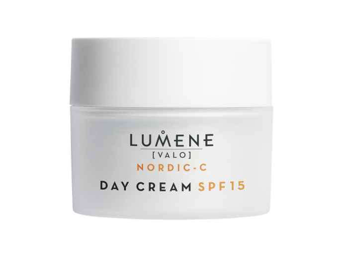 Denní pleťový krém Lumene Day Cream SPF 15 hydratuje, zvyšuje jas a chrání pleť před škodlivým zářením (SPF 15). Textura je obohacená o morušku arktickou bohatou na antioxidanty, vitamíny C, B5 a E a pigmenty odrážející světlo. 553 Kč
