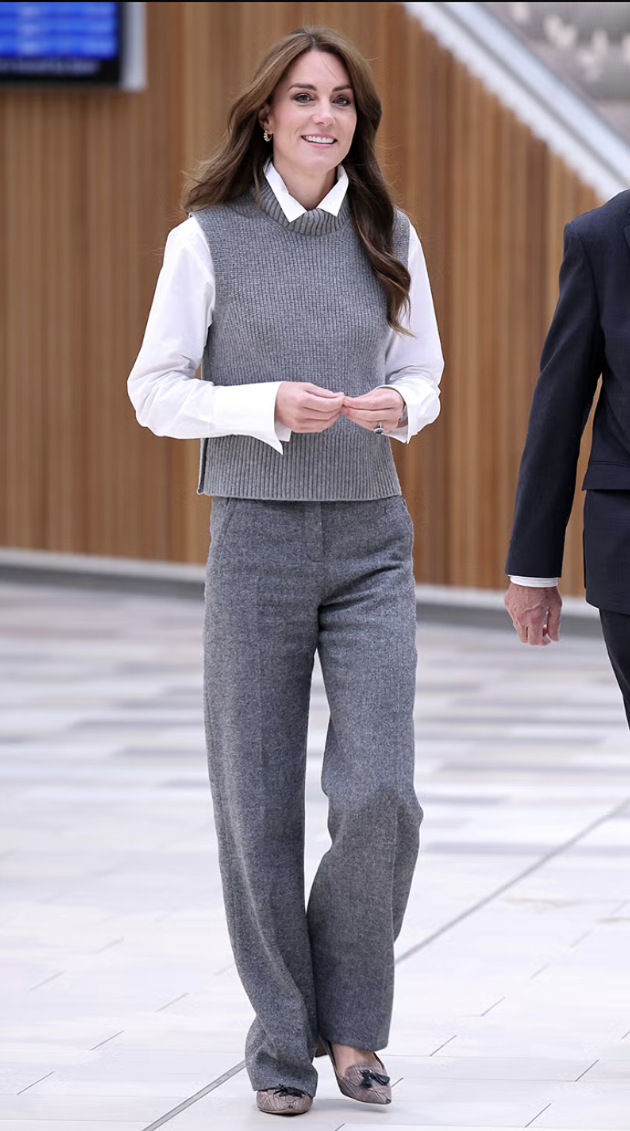 Šedivé kalhoty, bílá košile a pletená vesta působí elegantně a přitom uvolněně.
Šedivé kalhoty, bílá košile a pletená vesta působí elegantně a přitom uvolněně.
