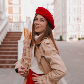 Baret je ikonou francouzského šarmu a důkazem, že i jednoduchý doplněk dokáže pozvednout celý outfit. V kombinaci s kabátem působí elegantně a nadčasově, ale stejně dobře se hodí i k volnějšímu, pohodlnému oblečení. Ženy 60+ v něm získávají nejen styl, ale i jistou lehkost, která sluší každému věku. Skvěle ladí s výraznou rtěnkou i decentním make-upem. Pokud chcete působit sebevědomě a hravě, baret je tou správnou volbou.
