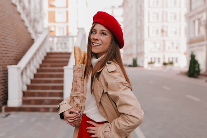 Baret je ikonou francouzského šarmu a důkazem, že i jednoduchý doplněk dokáže pozvednout celý outfit. V kombinaci s kabátem působí elegantně a nadčasově, ale stejně dobře se hodí i k volnějšímu, pohodlnému oblečení. Ženy 60+ v něm získávají nejen styl, ale i jistou lehkost, která sluší každému věku. Skvěle ladí s výraznou rtěnkou i decentním make-upem. Pokud chcete působit sebevědomě a hravě, baret je tou správnou volbou.
