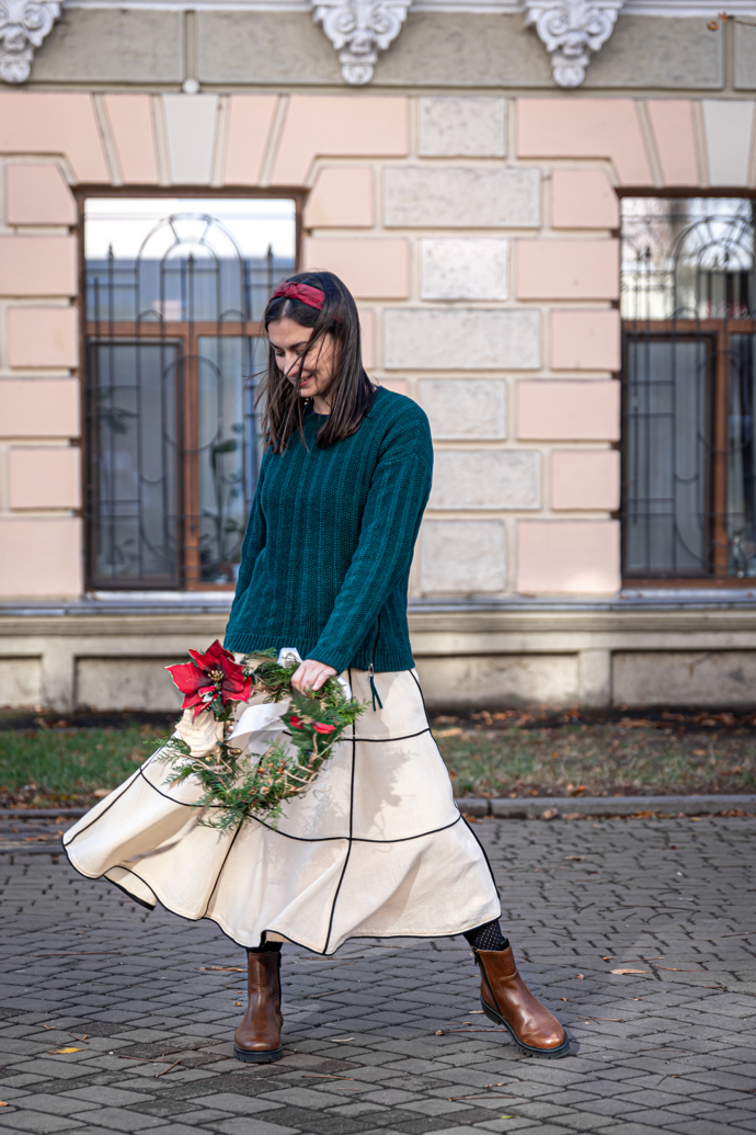 Jemná kombinace bílé a tyrkysové působí svěže a optimisticky. Bílé šaty se díky svetru mění v outfit vhodný i pro podzimní dny. Tyrkys přináší do outfitu nečekaný barevný akcent, který přitahuje pozornost. Celek je jednoduchý, ale přesto výrazný. Přináší do podzimního šatníku trochu svěžesti.
