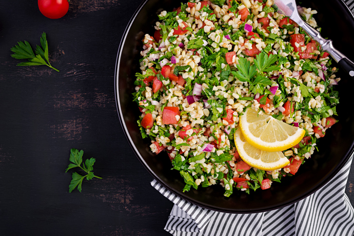 Turecký salát tabbouleh
Bulgur, velké množství petržele, máta, rajčata, jarní cibulka, citronová šťáva a olivový olej.

