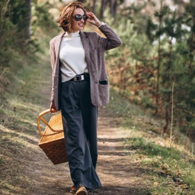 Vyrazte si na piknik v elegantním outfitu. Pokud vás čeká nanejvýš pár kilometrů, zvládnete to i v městském ležérním oblečení. 
