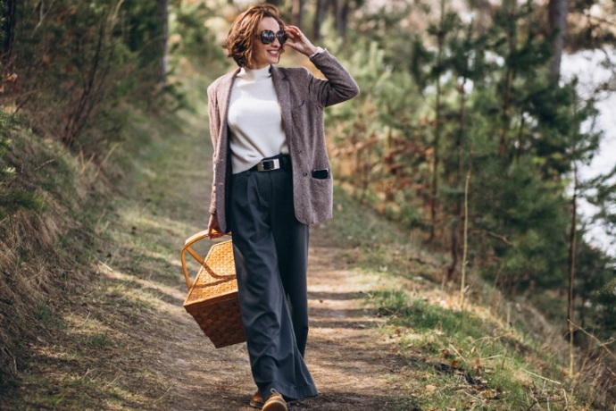 Vyrazte si na piknik v elegantním outfitu. Pokud vás čeká nanejvýš pár kilometrů, zvládnete to i v městském ležérním oblečení. 
