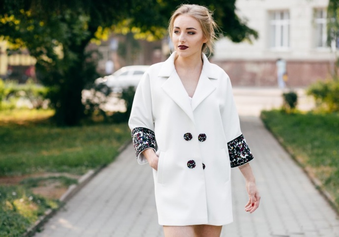 Bílý oversized blejzr s originálním zdobením můžete kombinovat se šortkami, které pod dlouhým sakem nebudou téměř vidět. Na podzim dolaďte outfit punčochami. 
