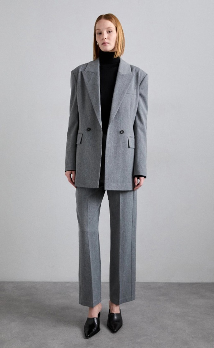 Šedá oversized blejzr, AERON, 8 815 Kč
