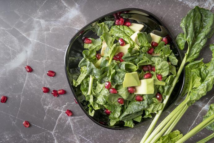 Listová zelenina
Špenát, kapusta nebo mangold jsou plné vitamínů A, C, E, železa a antioxidantů, které pomáhají udržovat zdravou pokožku, podporují tvorbu kolagenu a chrání před poškozením UV zářením. Železo navíc podporuje zásobení vlasových folikulů kyslíkem.
