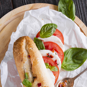 Caprese s celozrnnou bagetkou
Plátky rajčat, mozzarelly a čerstvé bazalky, zakápnuté extra panenským olivovým olejem, s kouskem celozrnného pečiva.
