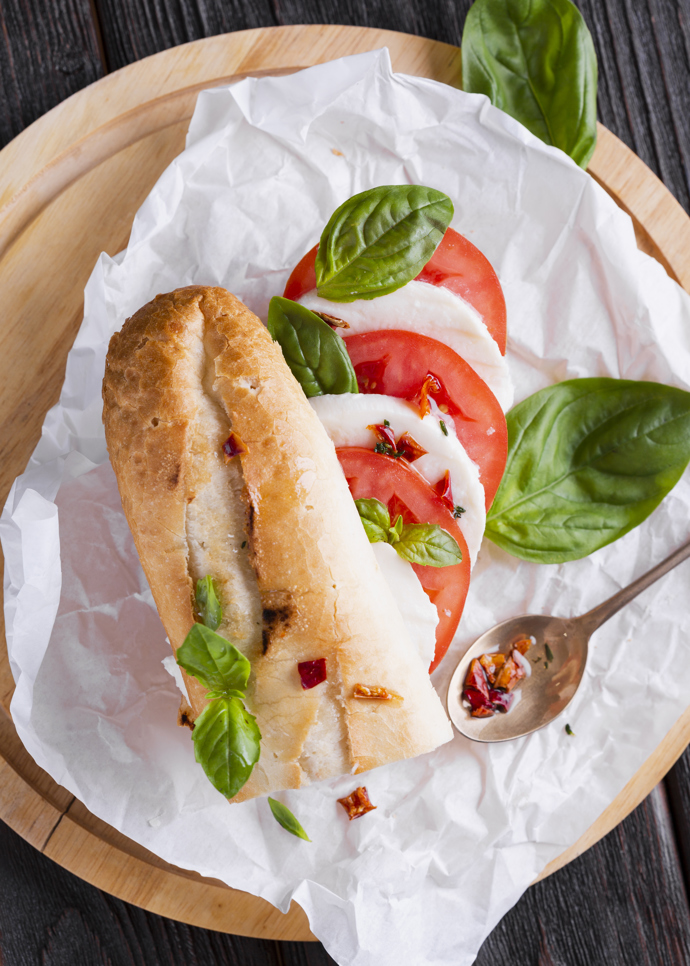 Caprese s celozrnnou bagetkou
Plátky rajčat, mozzarelly a čerstvé bazalky, zakápnuté extra panenským olivovým olejem, s kouskem celozrnného pečiva.
