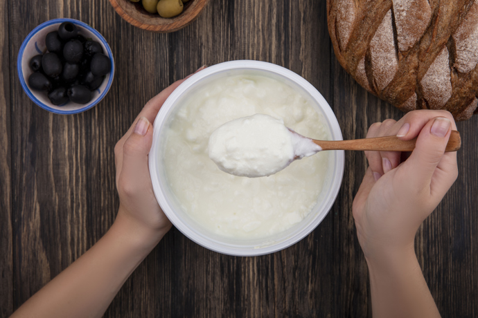 Jogurt
Je bohatý na bílkoviny, zinek, vitamíny skupiny B a probiotika, která podporují zdravou střevní mikroflóru a tím i zdraví pleti. Zinek navíc podporuje růst vlasů a regeneraci nehtů.
