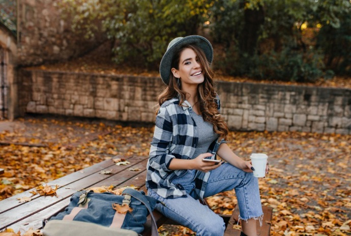 Kostkovaná košile tvoří nedílnou část outdoorového outfitu. Nosit ji můžete k džínům i sukním. 
